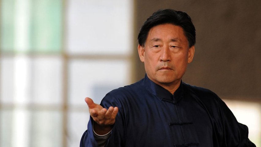Velmistr Chen Xiaowang učí v říjnu 2025 v Praze; Zveme vás na seminář 24. – 27.10.2025 s mistrem Chen Xiaowangem. Cvičení bude probíhat v Praze, v pátek, sobotu, neděli a v pondělí v TJ Sokol Kobylisy.